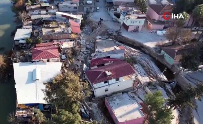 Hatay Antakya’da deprem evleri Asi Nehri’ne sürükledi