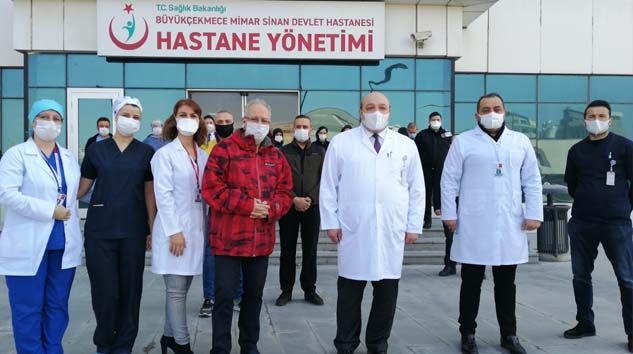 Ünlü profesör Oğuz Özyaral, Covid-19’u yenerek taburcu oldu