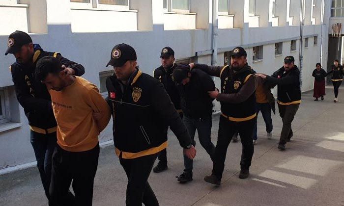 Depremzedelere gönderilen malzemelerini çalan 6 zanlı yakalandı