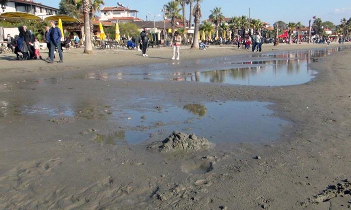 Deniz suyu 50 metre çekildi