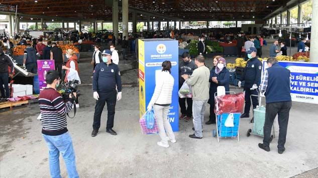 Adana Büyükşehir Belediyesi’nden semt pazarı girişlerine maske kabini