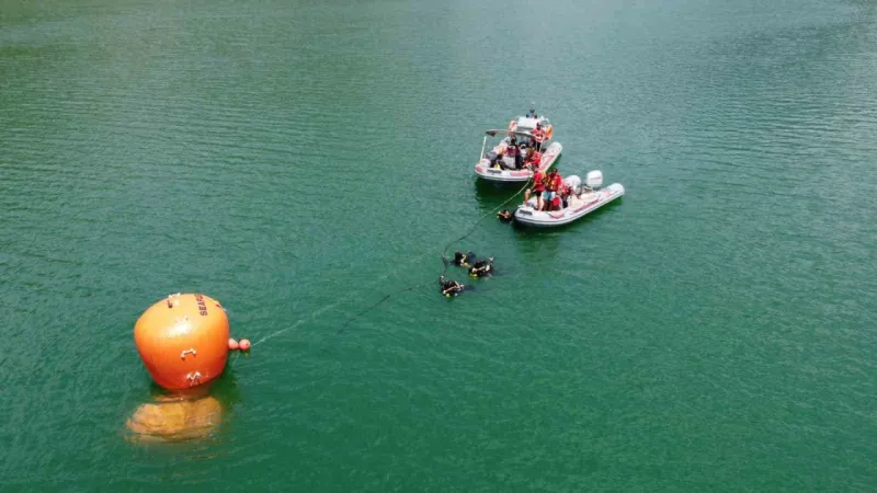 Baraja düşen helikopter yüzdürülerek karaya çıkarılıyor