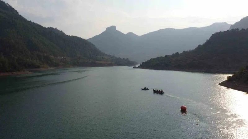 Baraja düşen helikopter yüzdürülerek karaya çıkarılıyor