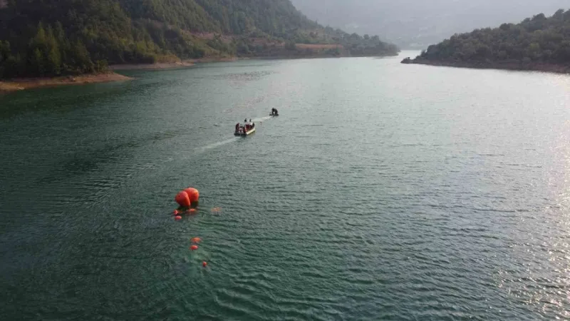 Baraja düşen helikopter yüzdürülerek karaya çıkarılıyor