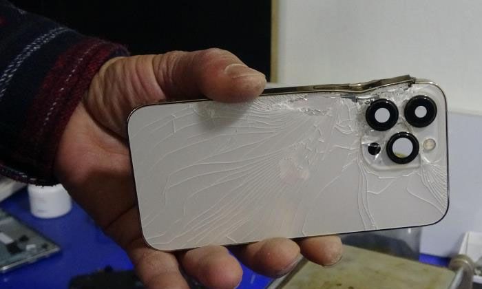 Cebindeki telefon hayatını kurtardı