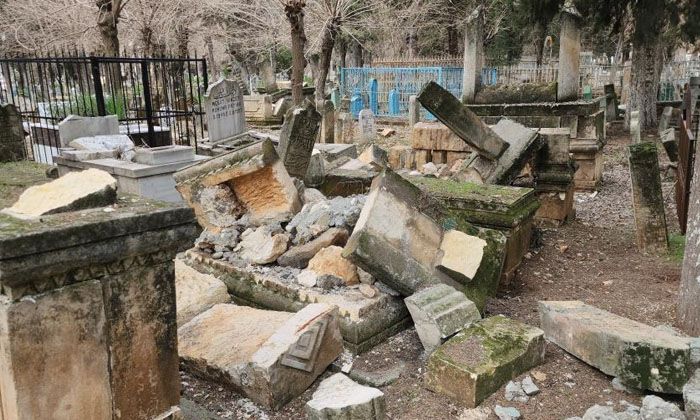 Depremde onlarca mezar da zarar gördü