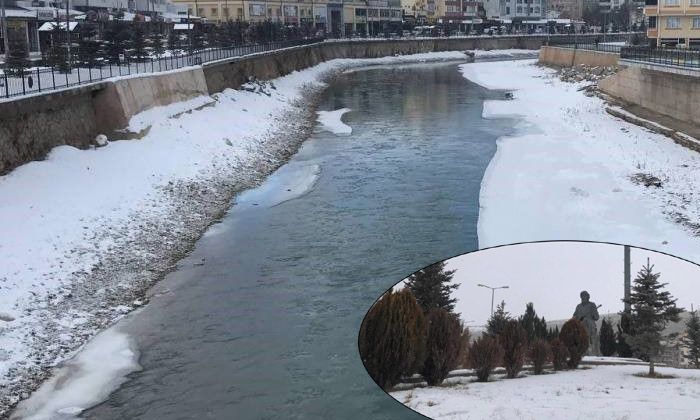 Bayburt’ta kar kalınlığı 40 santimetreyi buldu, Çoruh Nehri buz tuttu