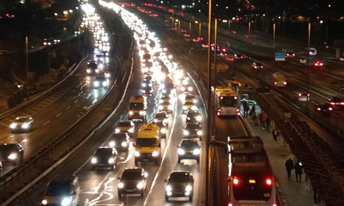 Yarıyıl tatili bitti, İstanbul güne trafikle başladı