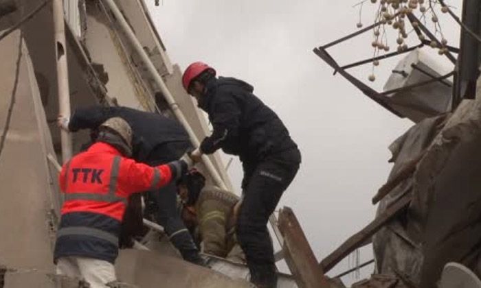 Hatay Gazi Mahallesi’ndeki enkazdan 3 ceset çıkartıldı