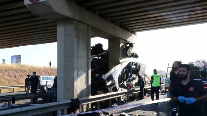 Ankara’da yolcu otobüsü köprü ayağına çarptı: 11 ölü, 25 yaralı