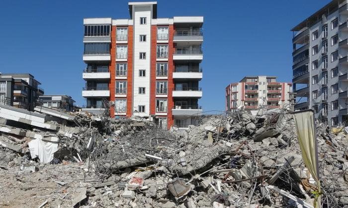 Kahramanmaraş’ta ikiye bölünen tarlalar depremin şiddetini ortaya koydu