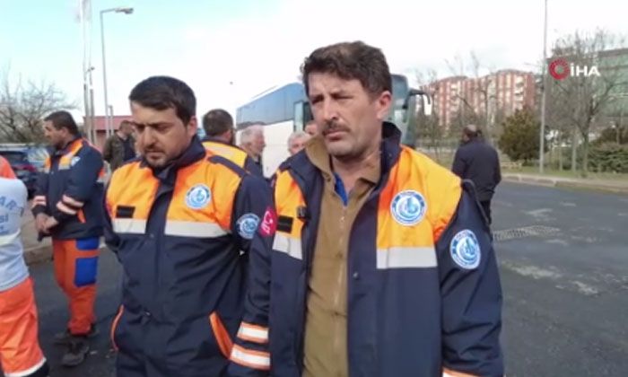 Enkaz altındaki anne ile kızı, papağan sayesinde kurtuldu