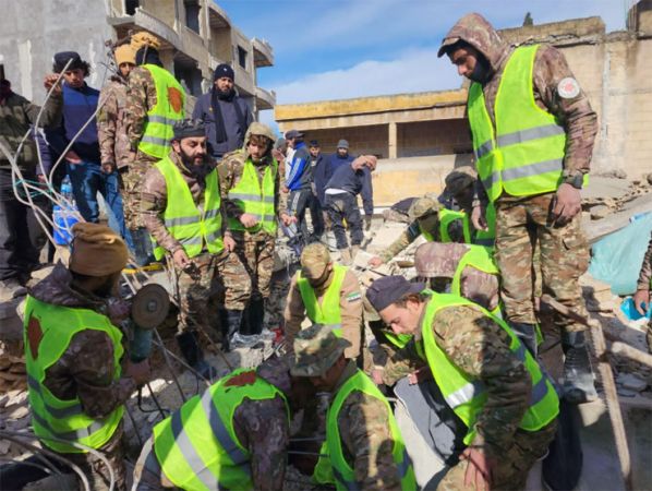 Suriye Milli Ordusu depremzedelerin yardımına koştu