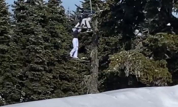 Uludağ’da bir kayakçı telesiyejde böyle asılı kaldı