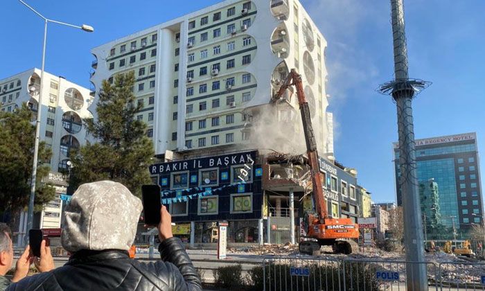 Diyar Galeri İş Merkezinin yıkımına başlandı