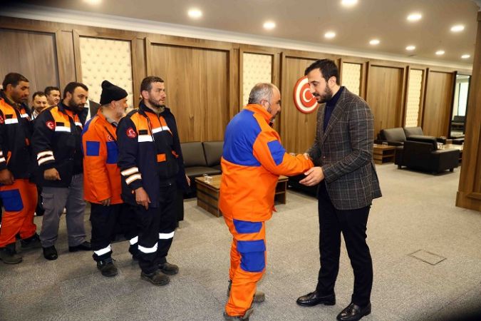 Enkaz altındaki anne ile kızı, papağan sayesinde kurtuldu