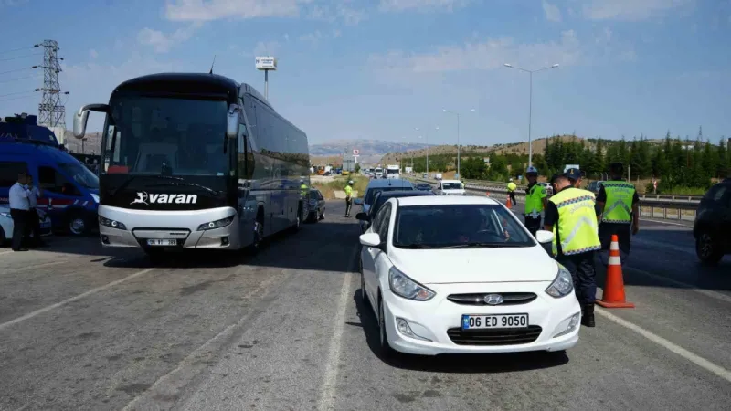 43 ilin geçiş güzergahında sıkı denetim: Otobüsler tek tek durduruldu