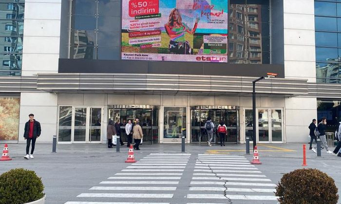 Kayseri Park’ın önündeki asfalt depremde yarıldı iddiası