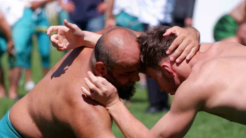 Erzurum’da karakucak güreşlerinde İsmail Balaban ve Turan Balaban kardeşler birbirine rakip oldu