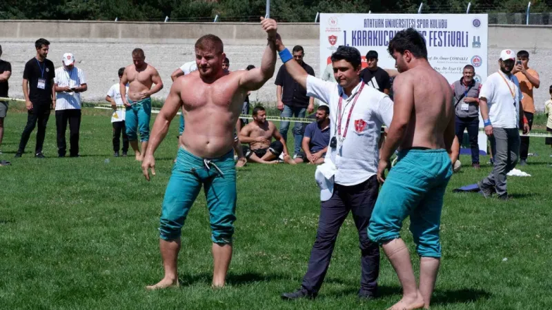 Erzurum’da karakucak güreşlerinde İsmail Balaban ve Turan Balaban kardeşler birbirine rakip oldu