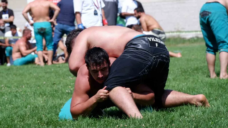 Erzurum’da karakucak güreşlerinde İsmail Balaban ve Turan Balaban kardeşler birbirine rakip oldu