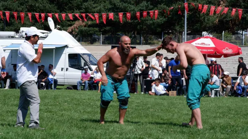 Erzurum’da karakucak güreşlerinde İsmail Balaban ve Turan Balaban kardeşler birbirine rakip oldu