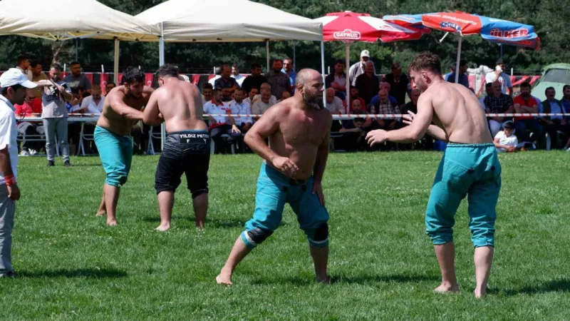 Erzurum’da karakucak güreşlerinde İsmail Balaban ve Turan Balaban kardeşler birbirine rakip oldu