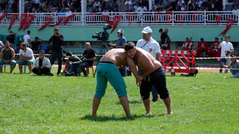 Erzurum’da karakucak güreşlerinde İsmail Balaban ve Turan Balaban kardeşler birbirine rakip oldu