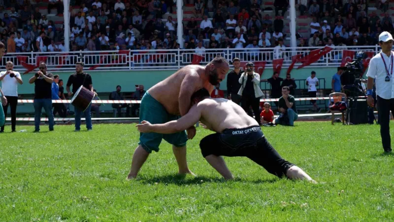 Erzurum’da karakucak güreşlerinde İsmail Balaban ve Turan Balaban kardeşler birbirine rakip oldu