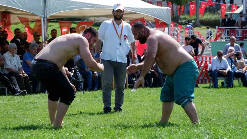 Erzurum’da karakucak güreşlerinde İsmail Balaban ve Turan Balaban kardeşler birbirine rakip oldu