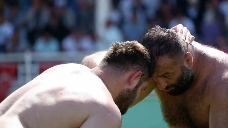 Erzurum’da karakucak güreşlerinde İsmail Balaban ve Turan Balaban kardeşler birbirine rakip oldu