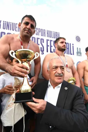 Erzurum’da karakucak güreşlerinde İsmail Balaban ve Turan Balaban kardeşler birbirine rakip oldu