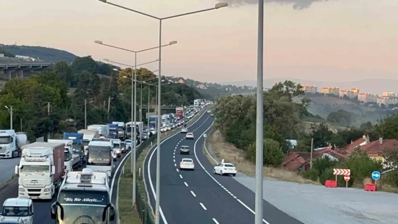 Bolu’da İstanbul istikametinde kilometrelerce araç kuyruğu oluştu