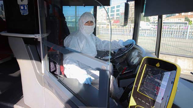 Metrobüs şoförleri tulum giymeye başladı
