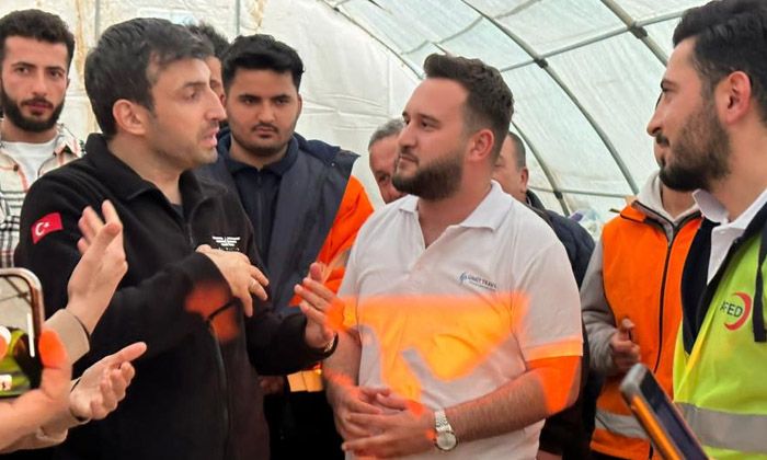 Selçuk Bayraktar deprem bölgesinde gönüllüleri ziyaret etti