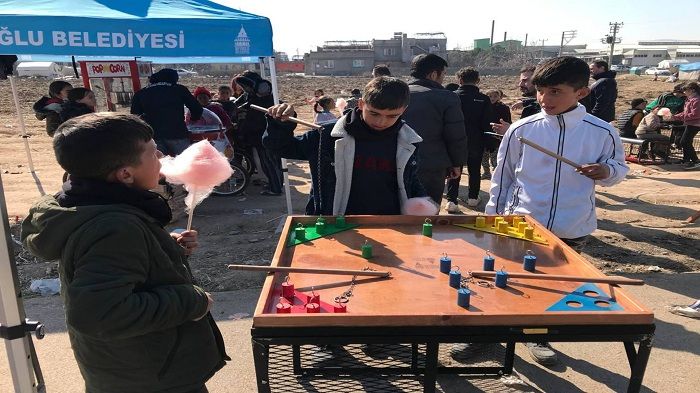 Haydar Ali Yıldız çocuklarla