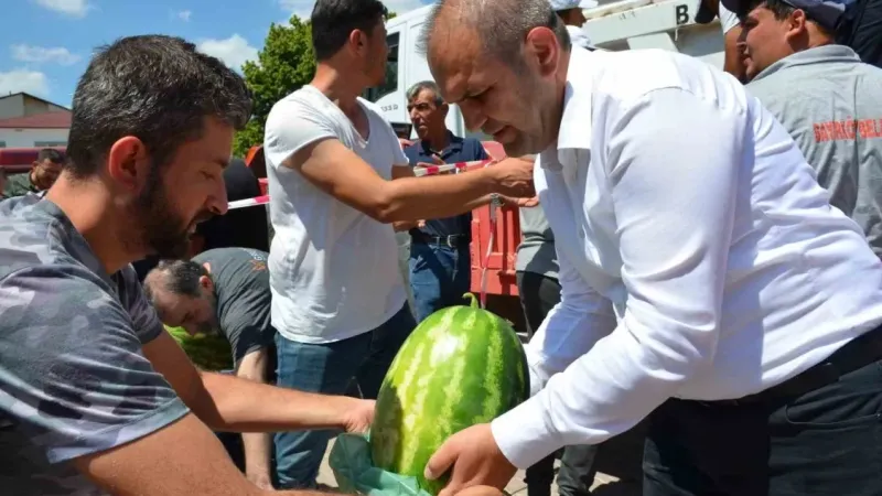 Çiftçiye destek için vatandaşlara 2 ton ücretsiz karpuz dağıtımı gerçekleştirdi