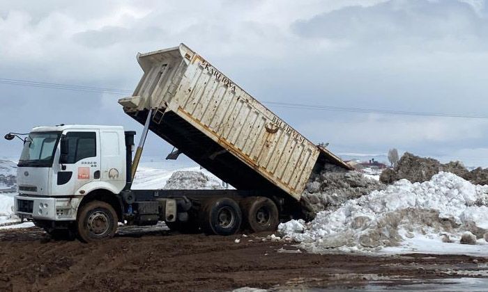 Karlıova’da yağan kar, kamyonlarla ilçe dışına taşınıyor