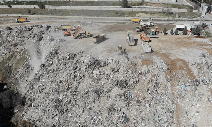 Enkazın döküldüğü alan dağ gibi büyüyor