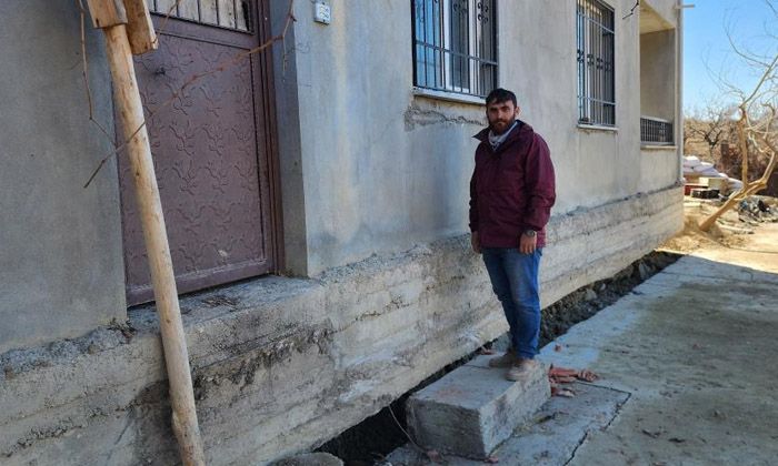Deprem evi yıkmadı ama 30 santim kaldırıp, 2 metre ileriye taşıdı