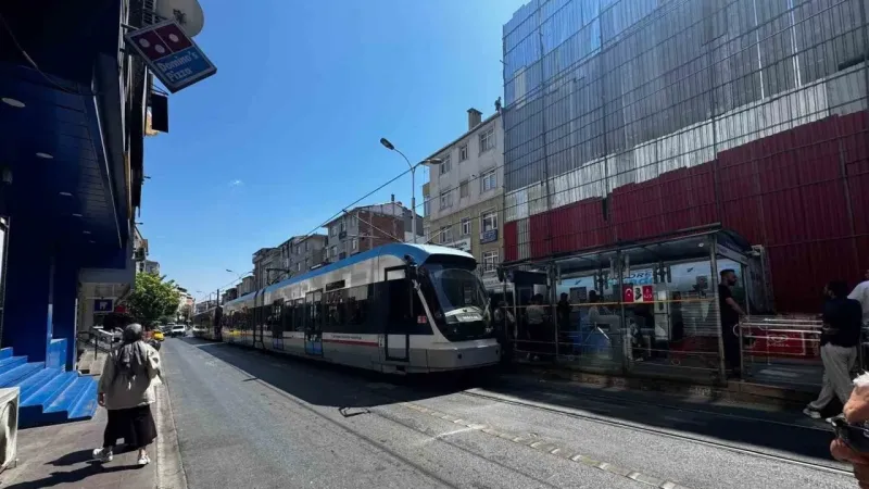 Çökme riskli bina nedeniyle durdurulan tramvay seferlerinde İBB, tramvayı bina önünde son durak yaptı