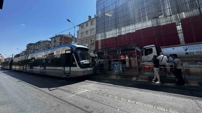 Çökme riskli bina nedeniyle durdurulan tramvay seferlerinde İBB, tramvayı bina önünde son durak yaptı