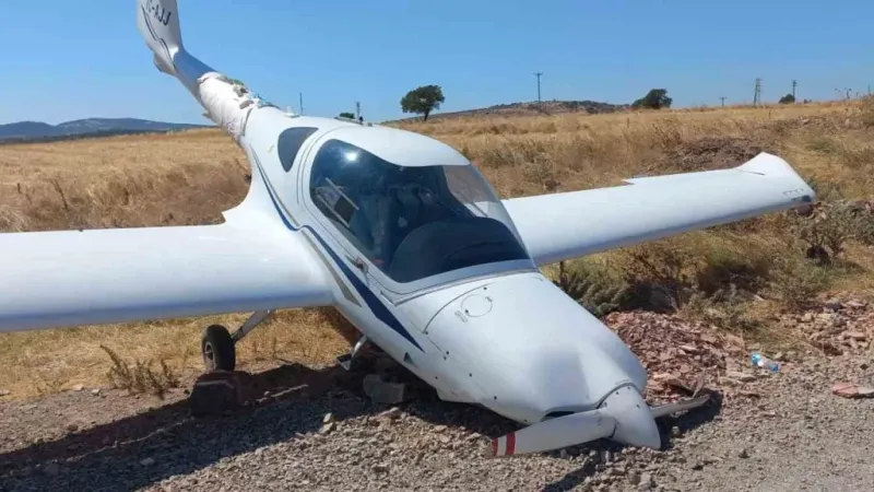 Çanakkale’de motor arızası yapan eğitim uçağı buğday tarlasına sert iniş yaptı