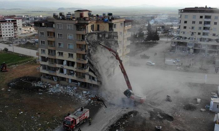 Nurdağı’nda ağır hasarlı binaların yıkımı sürüyor