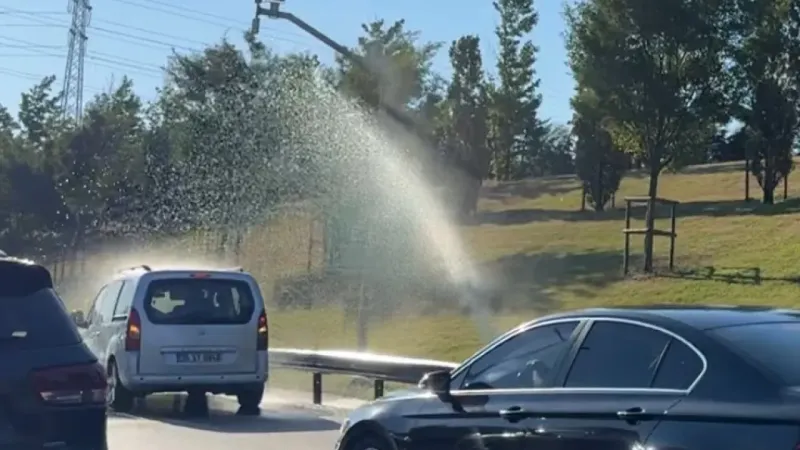 İBB’nin sulama sistemi bozuldu, sürücüler araçlarını E-6’da yıkamaya başlayınca trafik kilitlendi