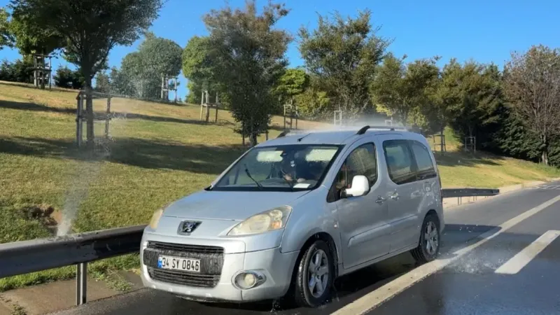 İBB’nin sulama sistemi bozuldu, sürücüler araçlarını E-6’da yıkamaya başlayınca trafik kilitlendi