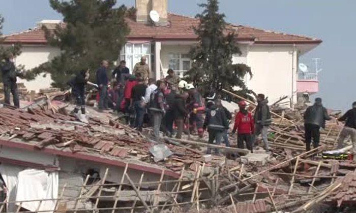 Malatya’da çöken binalarda kurtarma çalışmaları başlatıldı