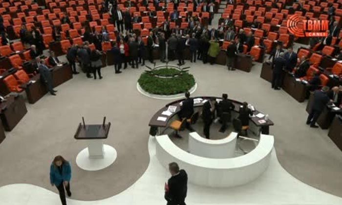 EYT 395 oyla kabul edildi, 2 milyon 250 bin kişi emekli oldu