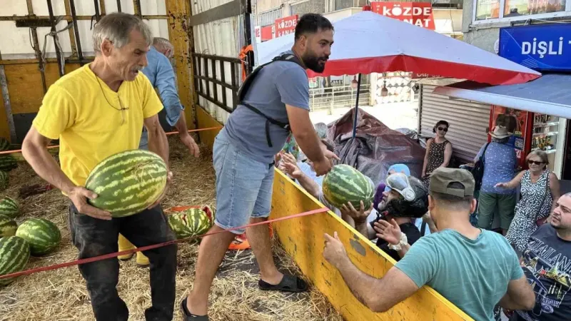 Maltepe’de 25 ton karpuzu ücretsiz dağıttı