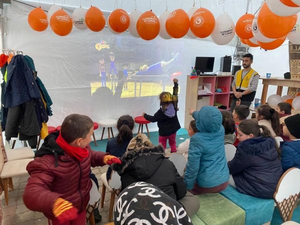 Depremzede Çocuklara Sinema Çadırı Depremzede Çocuklara Sinema Çadırı